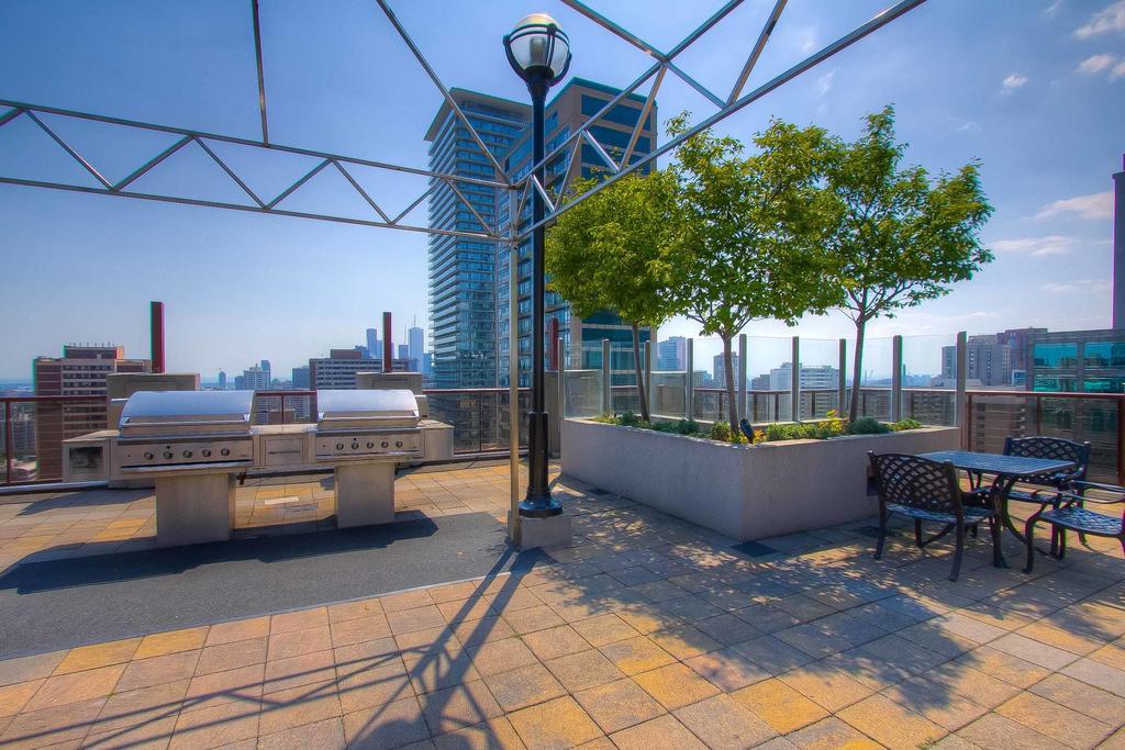 Sky Suites Yorkville Торонто Номер фото