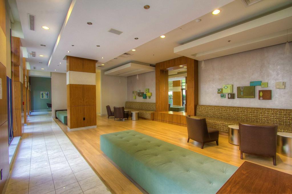 Sky Suites Yorkville Торонто Номер фото